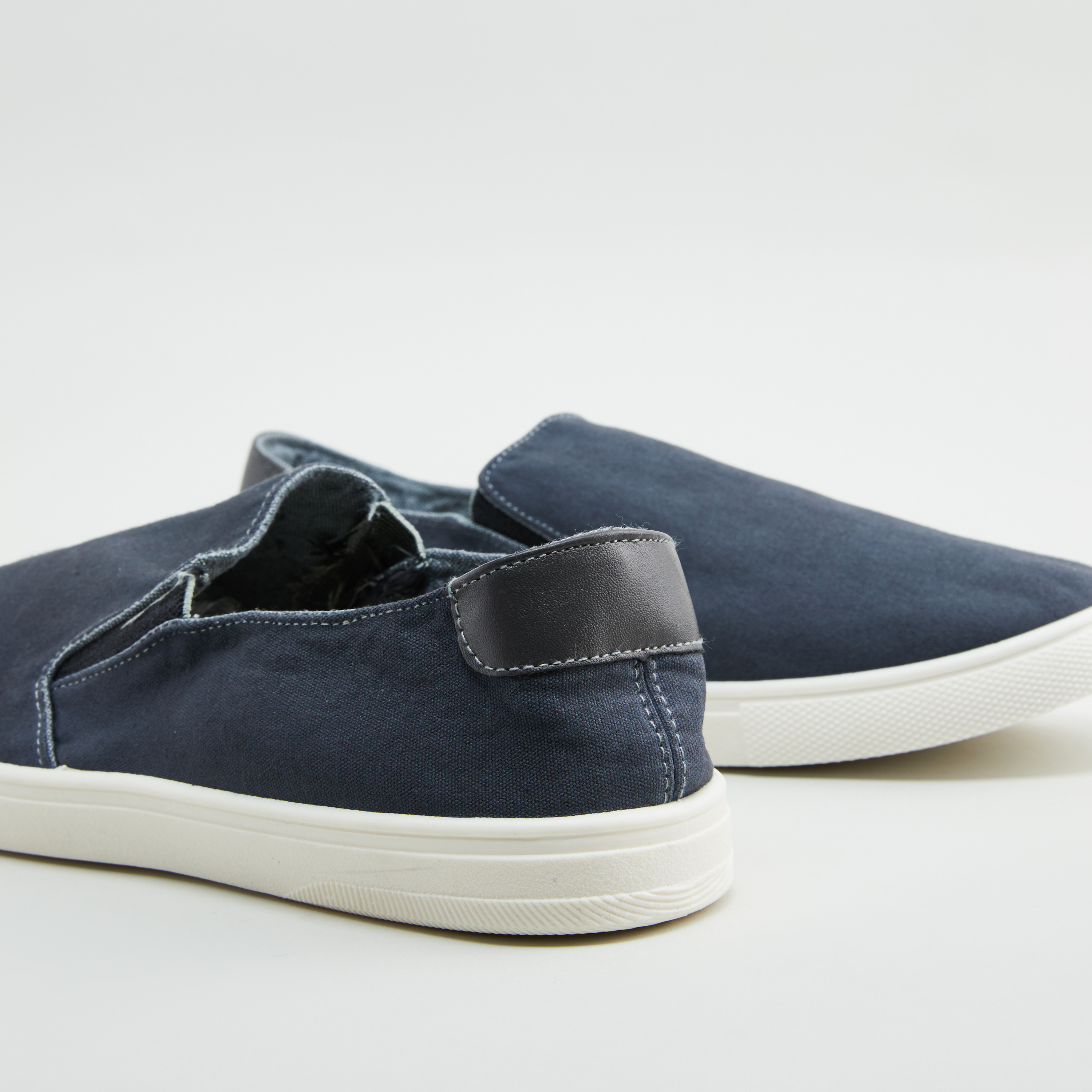 Max store canvas shoes