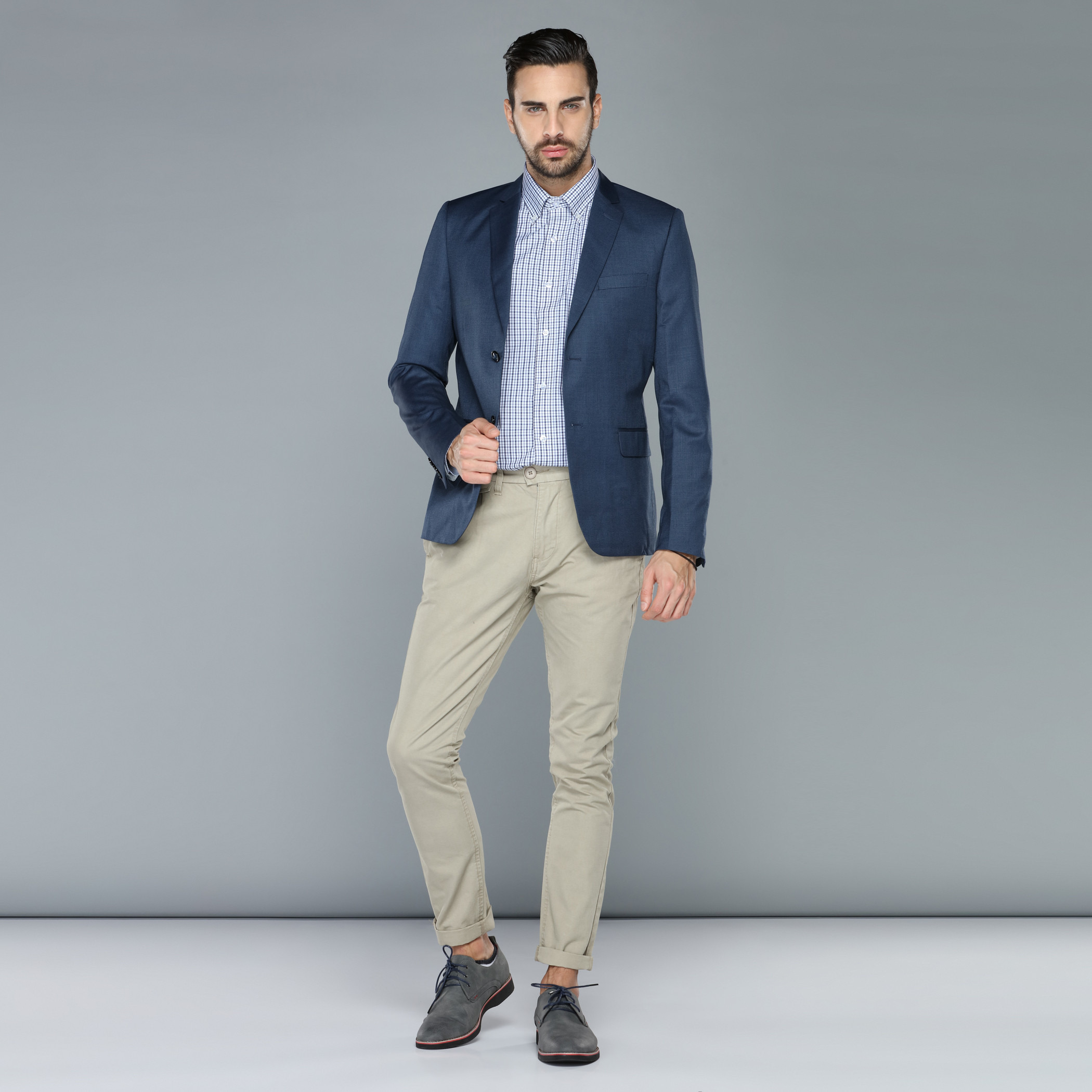 Americana azul marino online pantalon beige