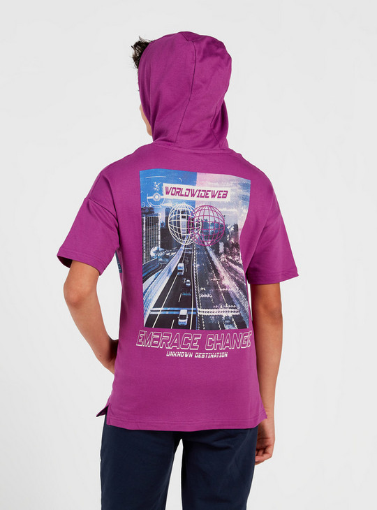 Graphic Print Hooded T-shirt with Short Sleeves and Pockets