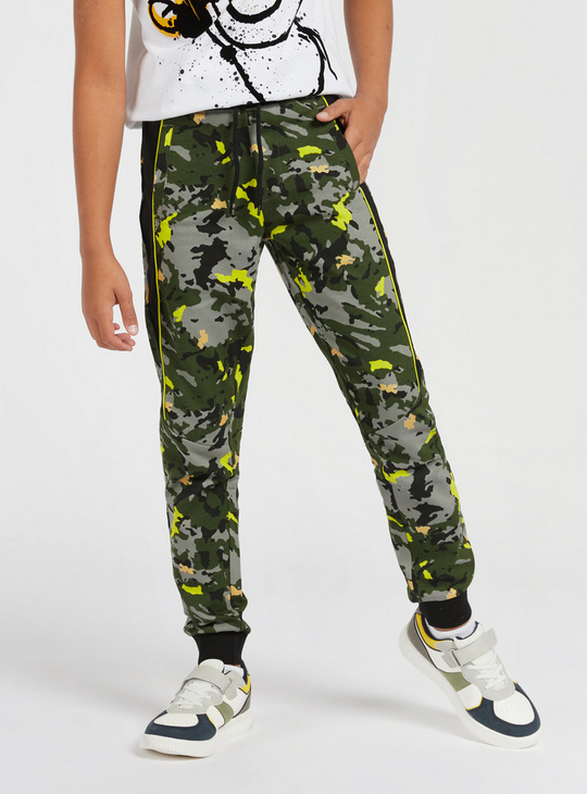 Camouflage Print Mid-Rise Jog Pants with Drawstring Closure and Pockets