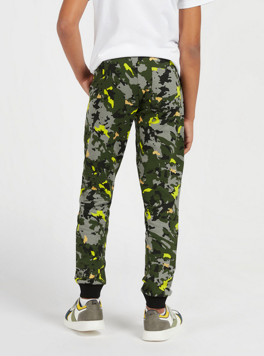 Camouflage Print Mid-Rise Jog Pants with Drawstring Closure and Pockets