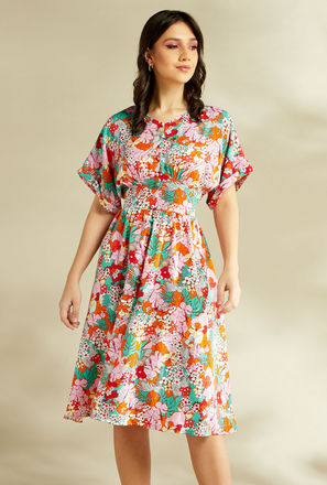 فستان بياقة v وطبعات أزهار وأكمام قصيرة