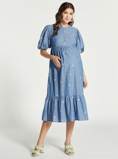 فستان دنيم للحوامل متعدد الطبقات مطرز بياقة مستديرة وأكمام قصيرة-ميدي-image-0