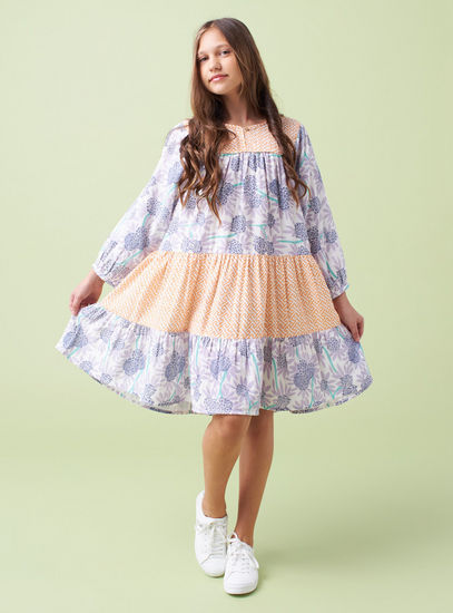 فستان متعدد الطبقات بياقة مستديرة وأكمام طويلة وطبعات-الفساتين الكاجوال-image-0