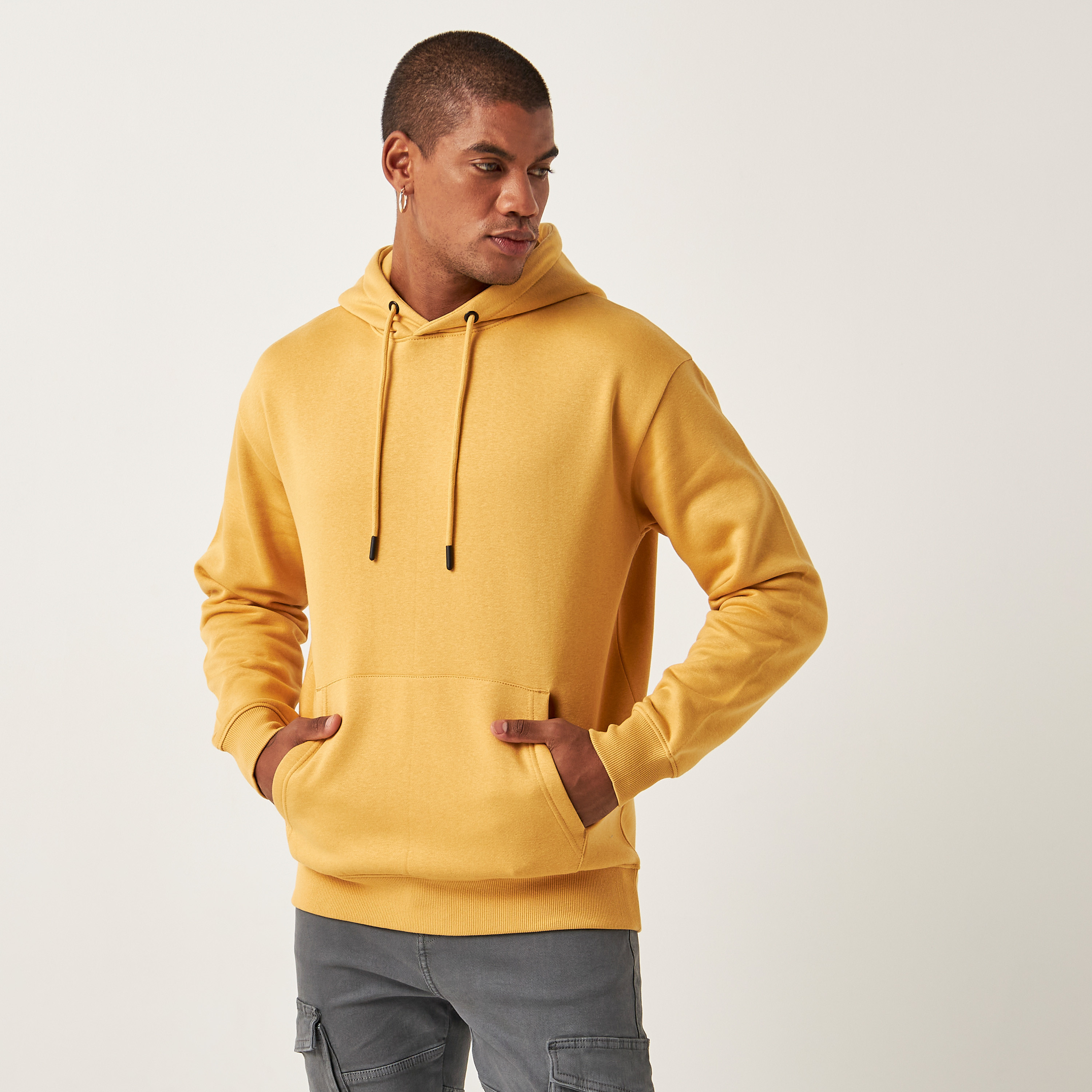 Oversized sweatshirt with outlet pockets