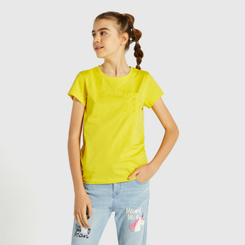 Solid Round Neck T-shirt with Short Sleeves and Pocket