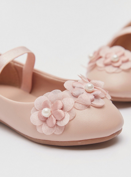حذاء باليرينا بتفاصيل زهور وحزام مطاطي