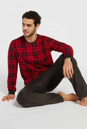 Checked T-shirt with Long Sleeves and Solid Pyjamas Set