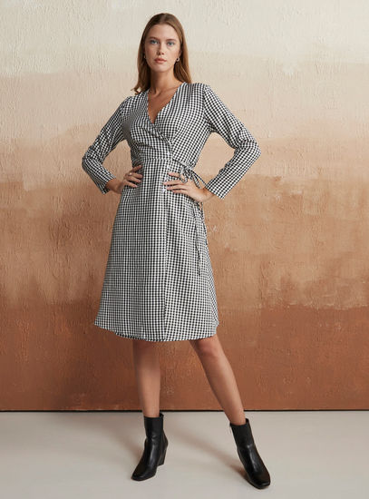 Checked Long Sleeves Dress with V-neck and Tie-Up Detail