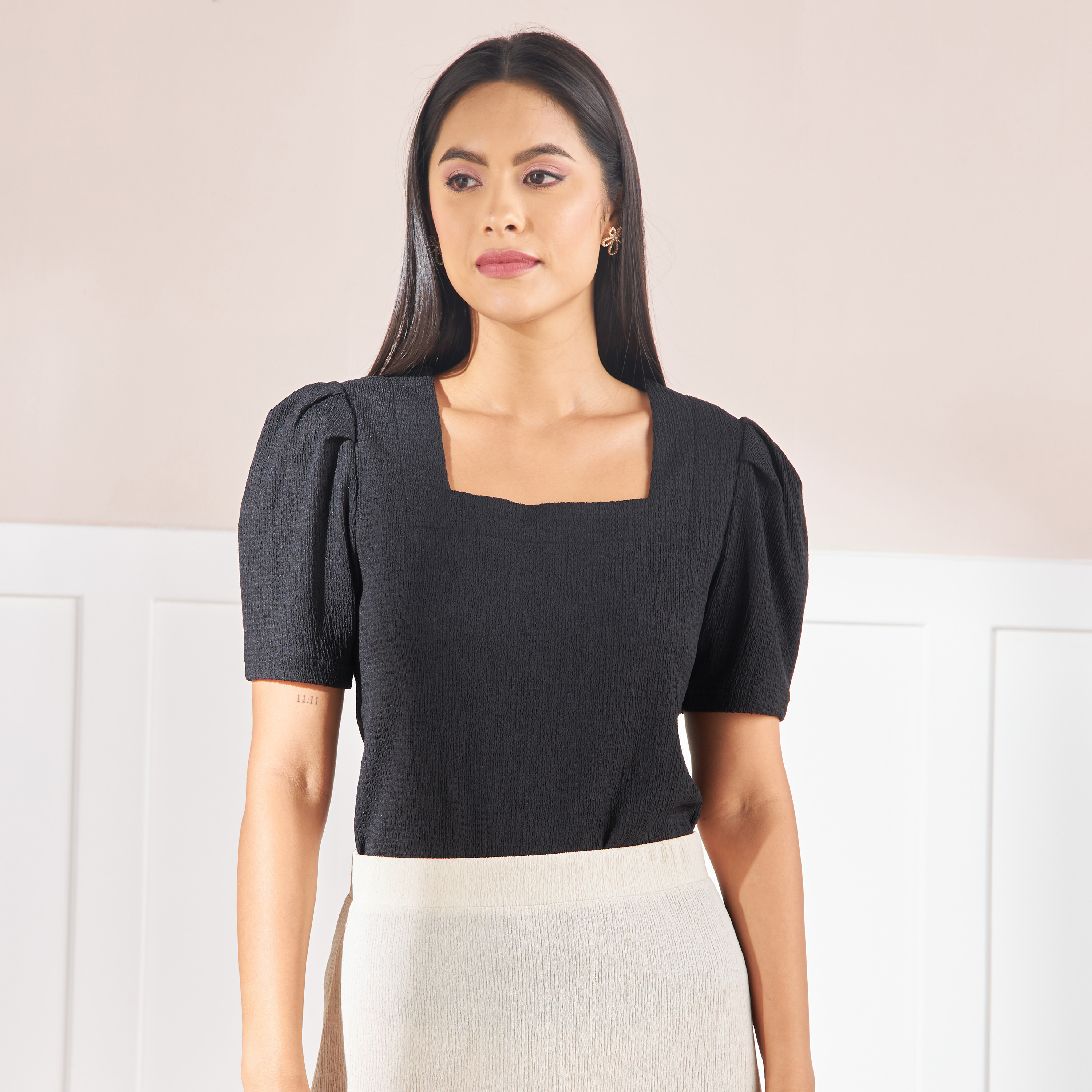 安いそれに目立つ Shop Textured Square Neck Top with Puff Sleeves Online | Max トップス