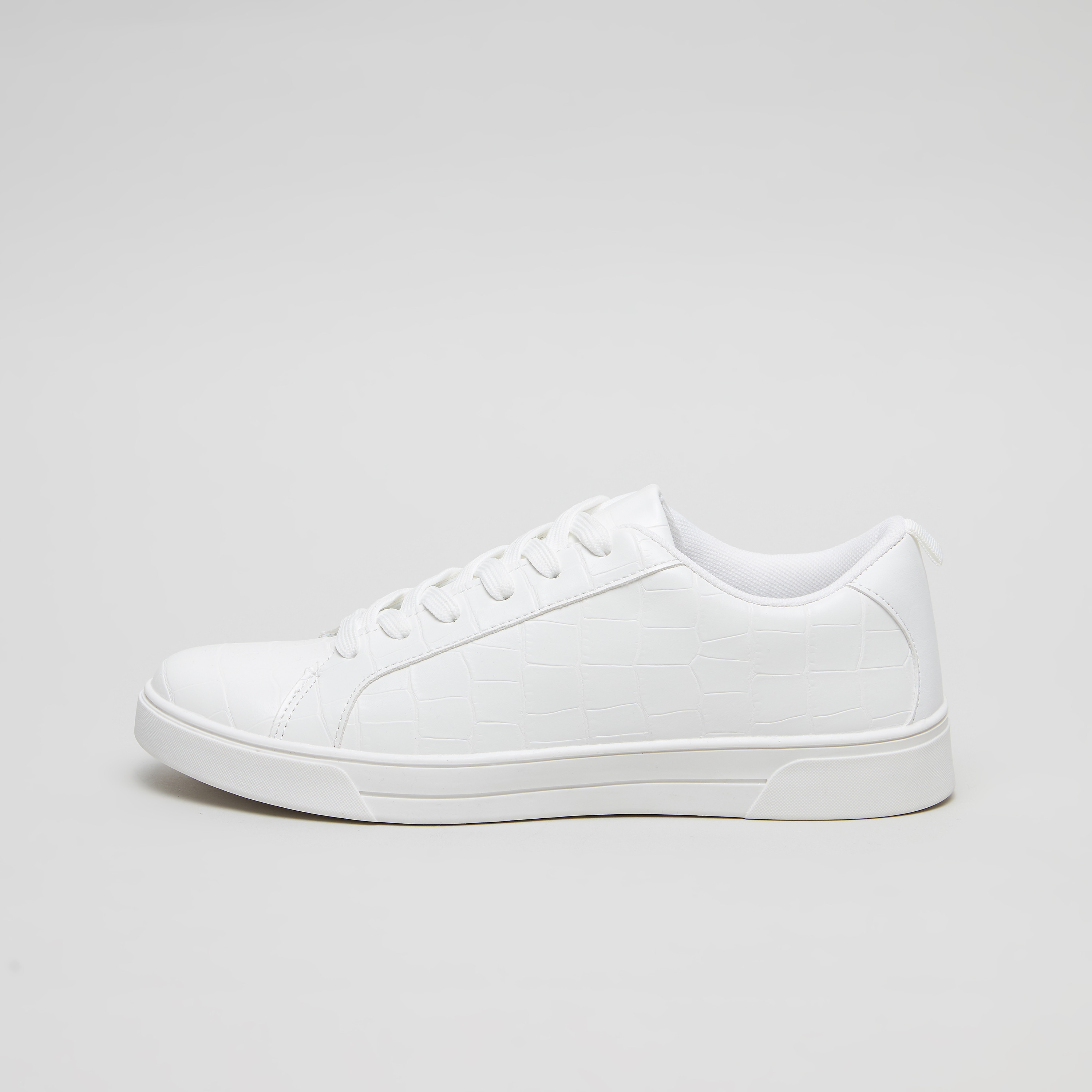 Max fashion hot sale white shoes