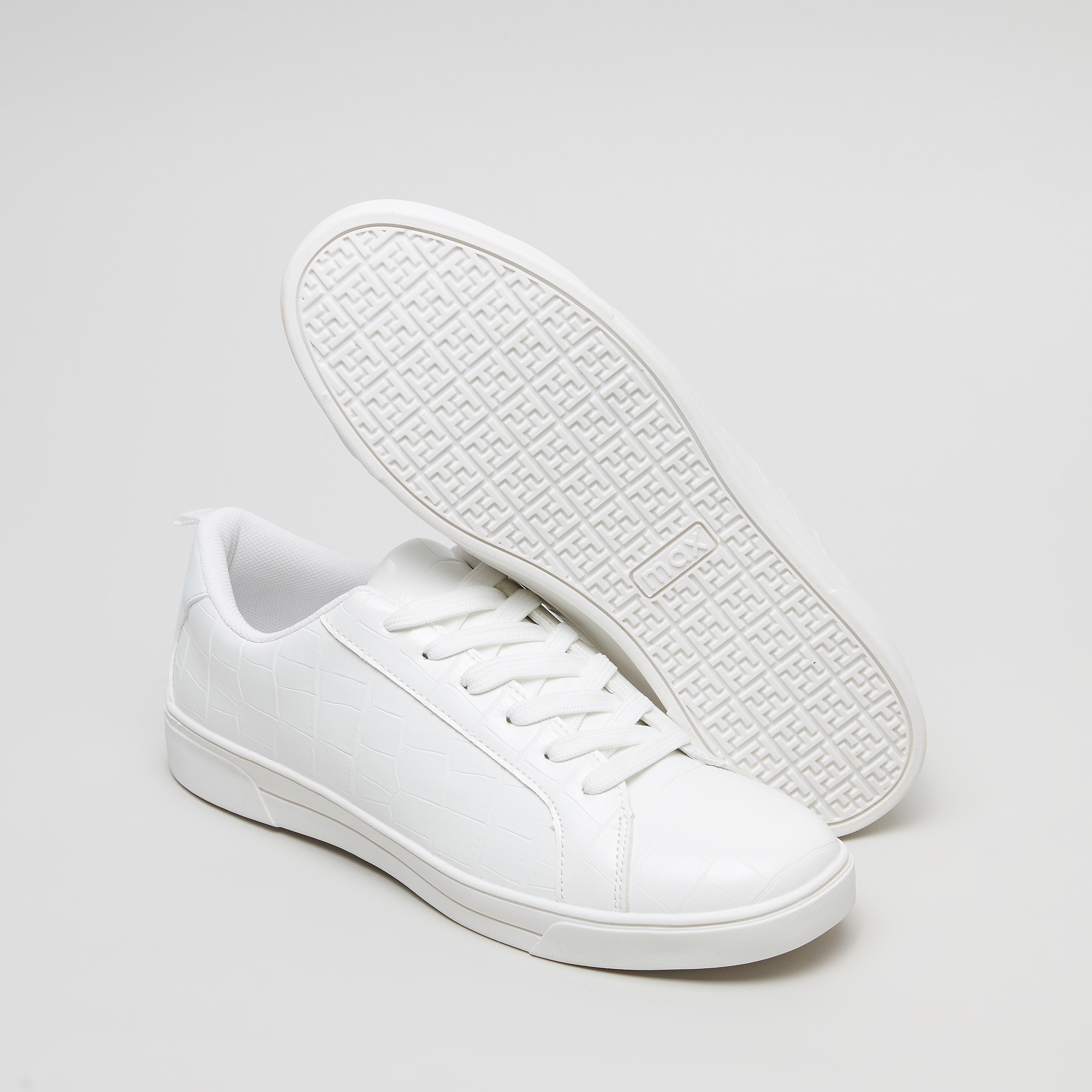 Lacoste plain deals white shoes