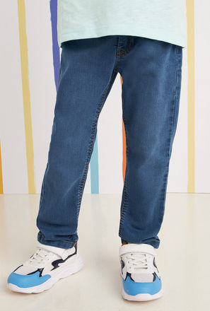 بنطلون جينز طويل بزر إغلاق وتفاصيل جيوب-mxkids-boystwotoeightyrs-clothing-bottoms-jeans-1