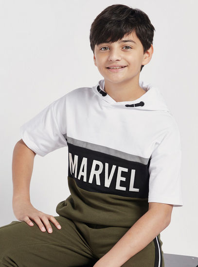Marvel Print Hooded T-shirt with Short Sleeves