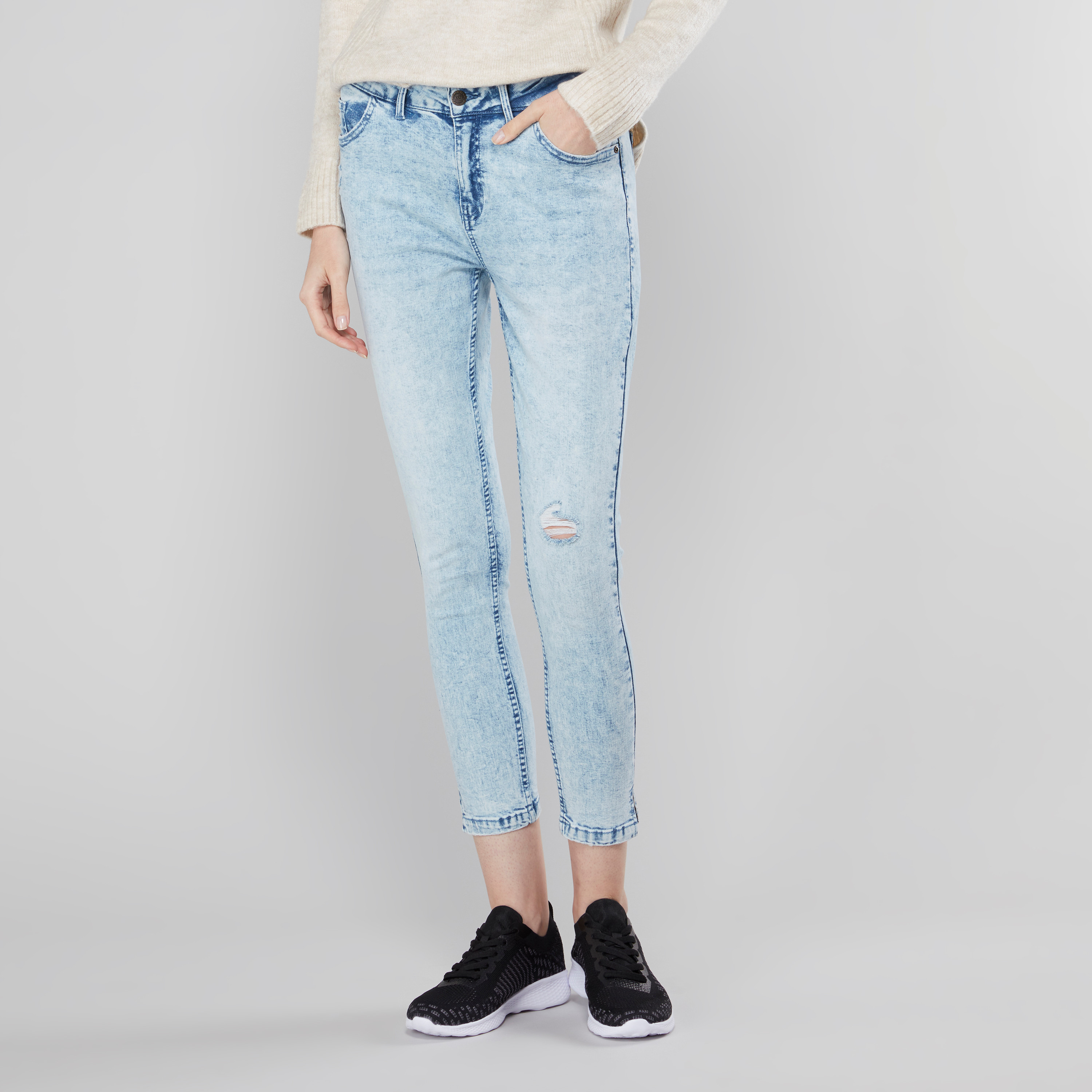 Distressed capri hot sale jeans womens