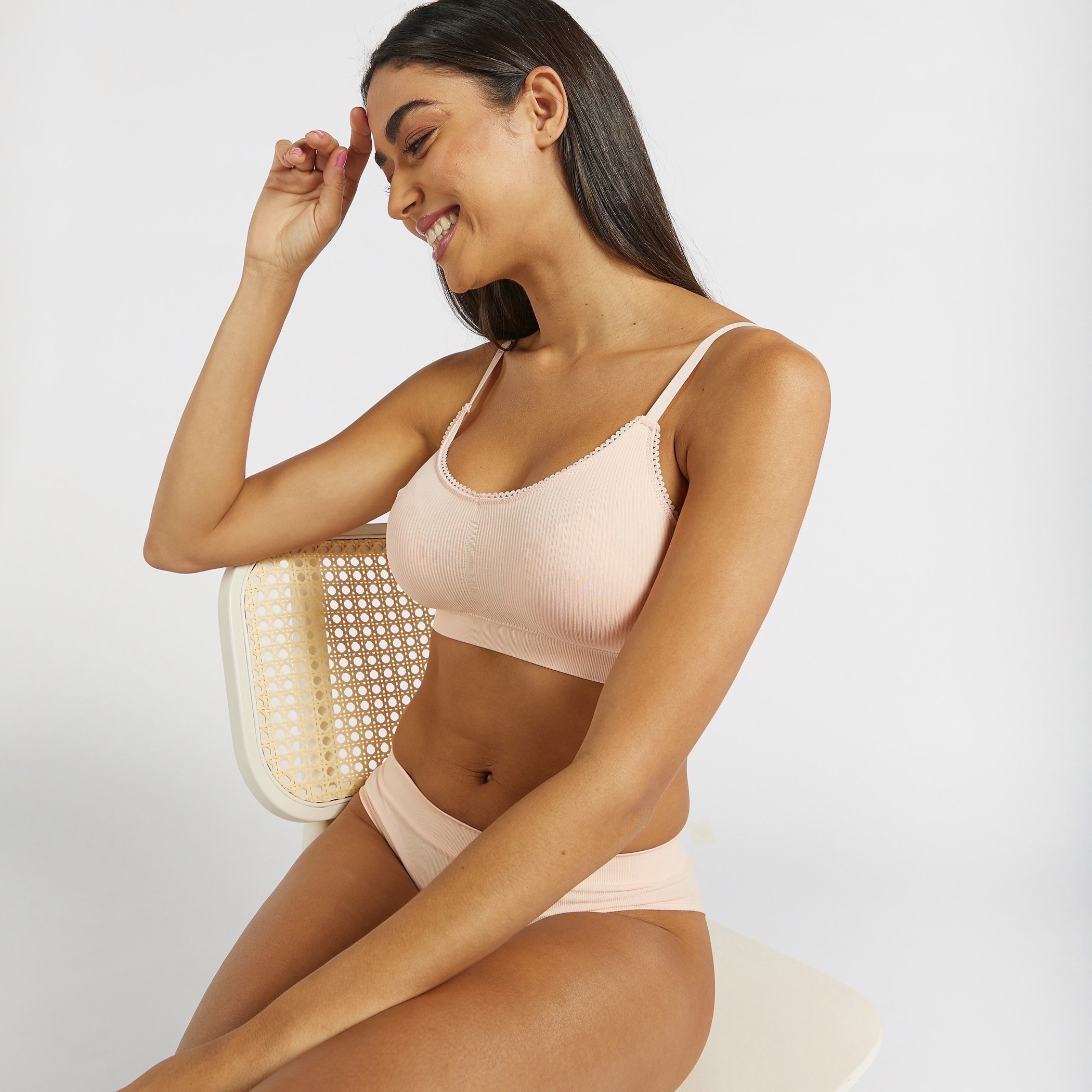 Textured Seamless Bra with Lace Detail and Scoop Neck