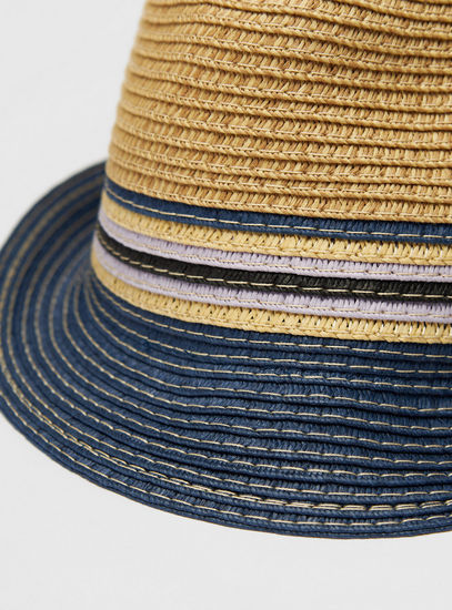 قبعة بارزة الملمس منسوجة بتصميم مغرّز